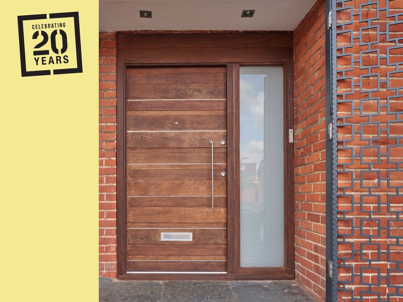 Urban Front's Rondo in wenge with frosted sidelight (2005).