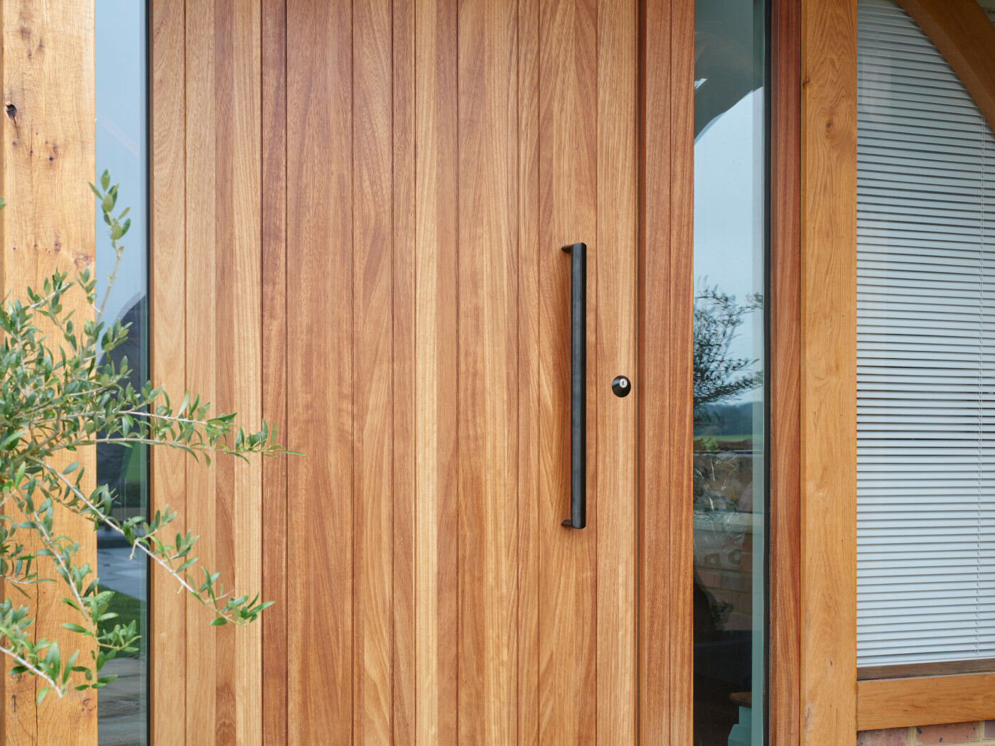 The option 8 handle in matte black adds a contemporary twist