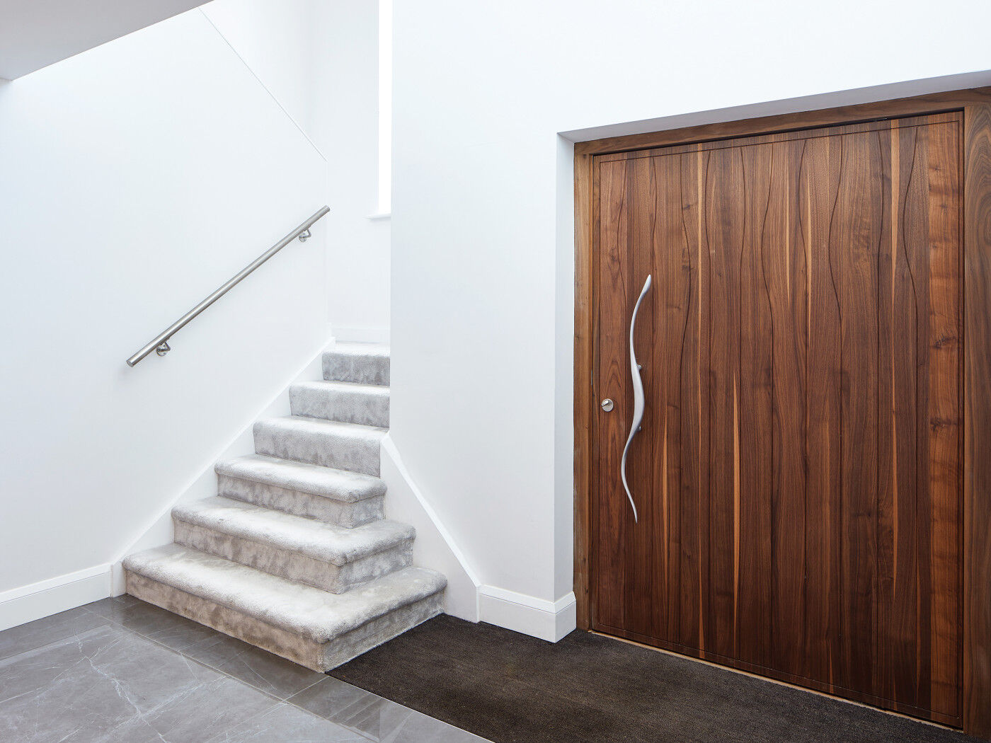 This stunning wav handle is the perfect match to the wav design on the front door