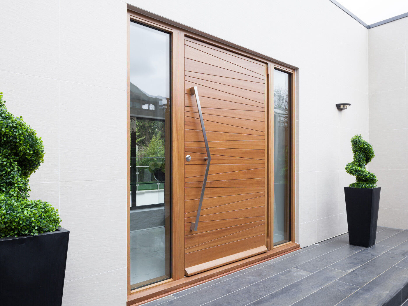 This zig zag handle is a great combination with the door design