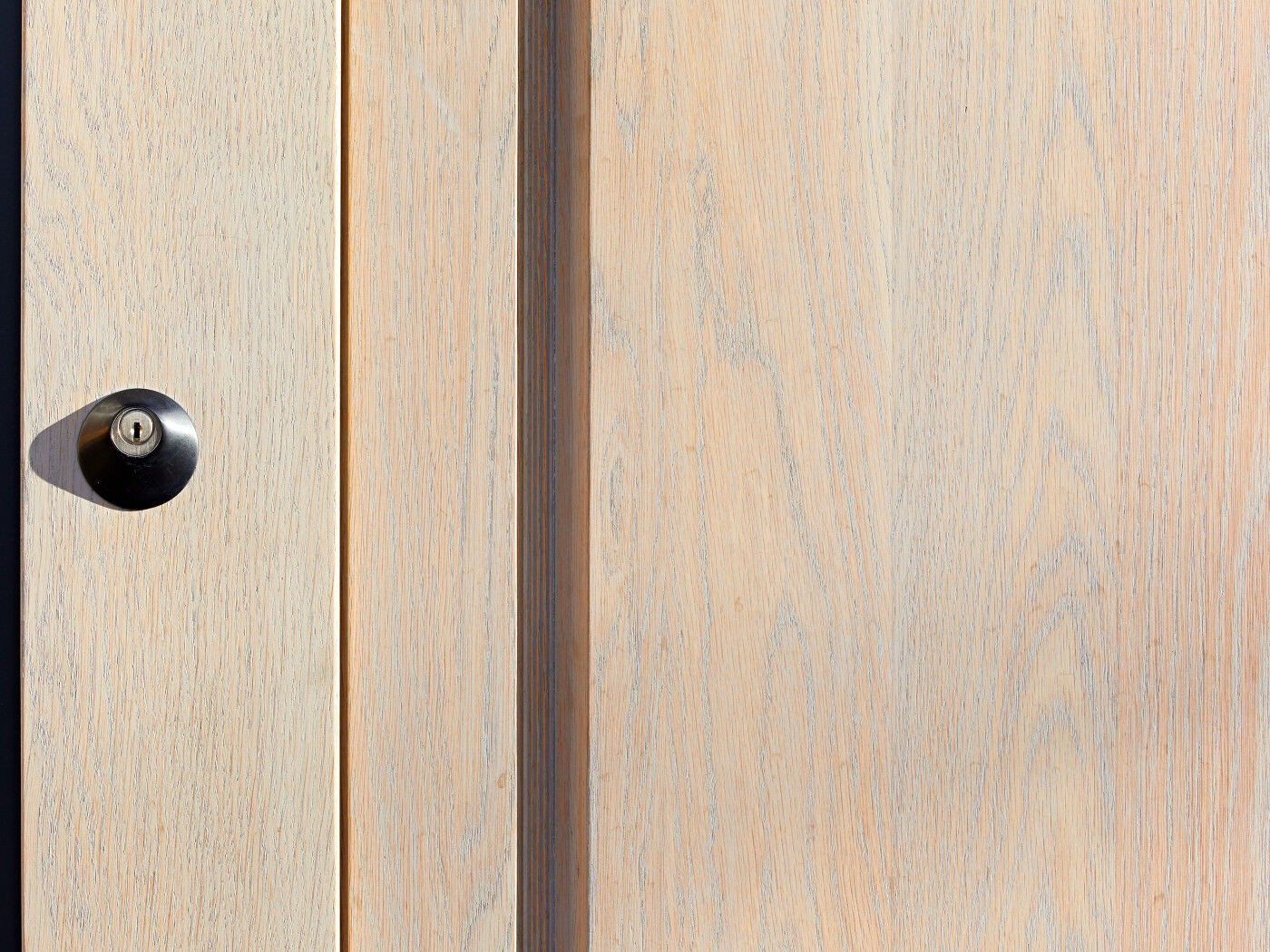 Or a coloured oil in grey or white