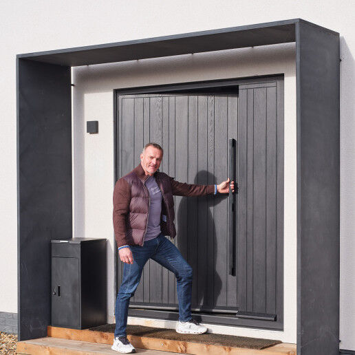 Portrait Darren opening door