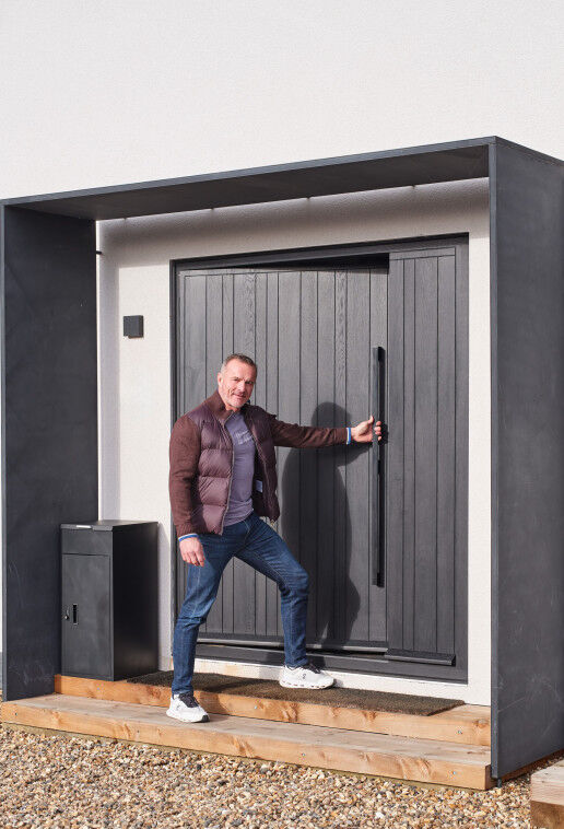 Portrait Darren opening door