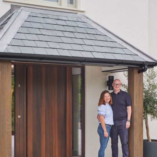 Portrait JoJustin by door