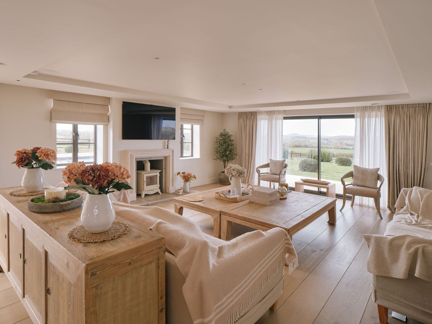 Lounge 2 with coffee table