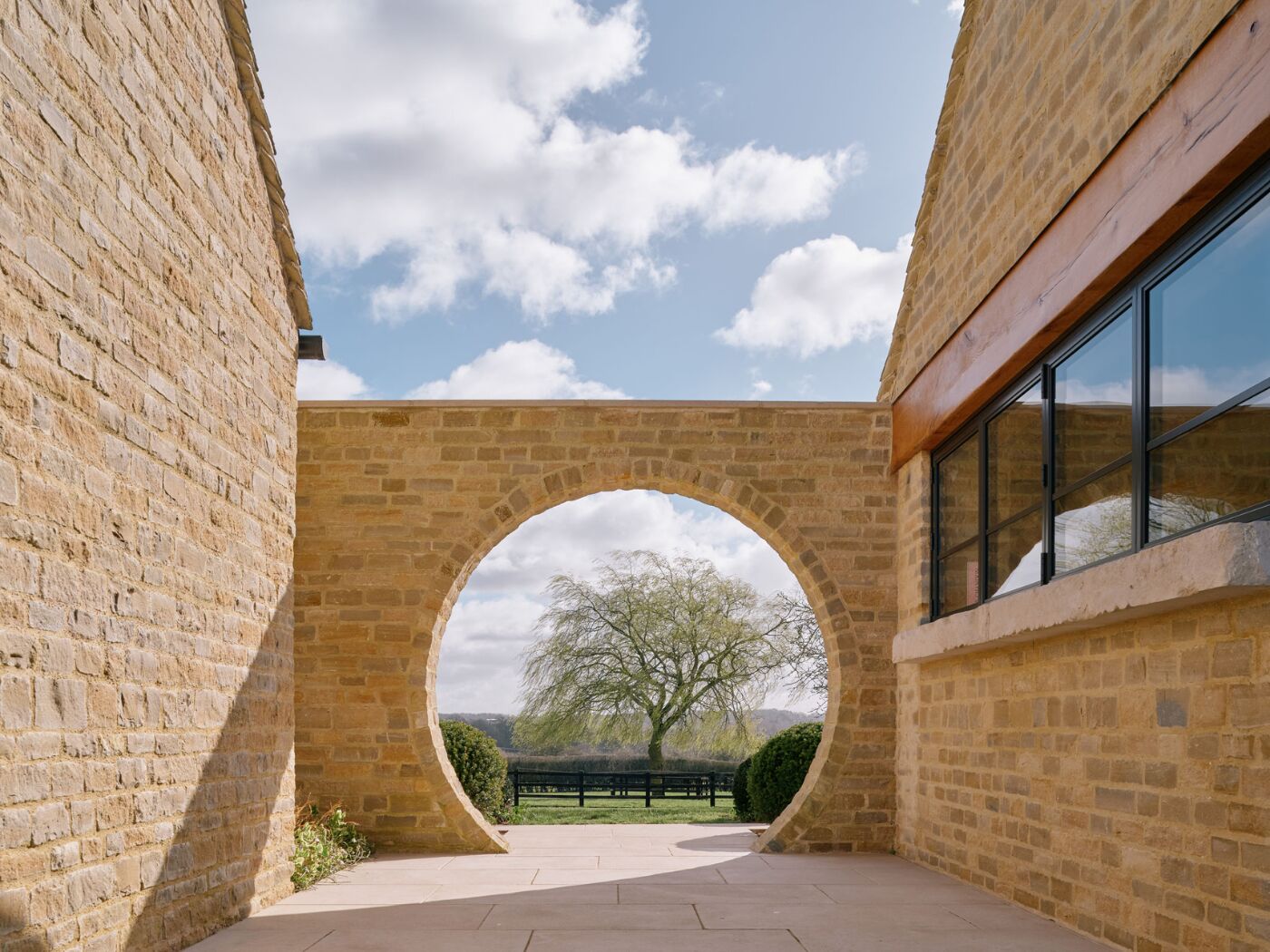 Wall with circle shape and tree
