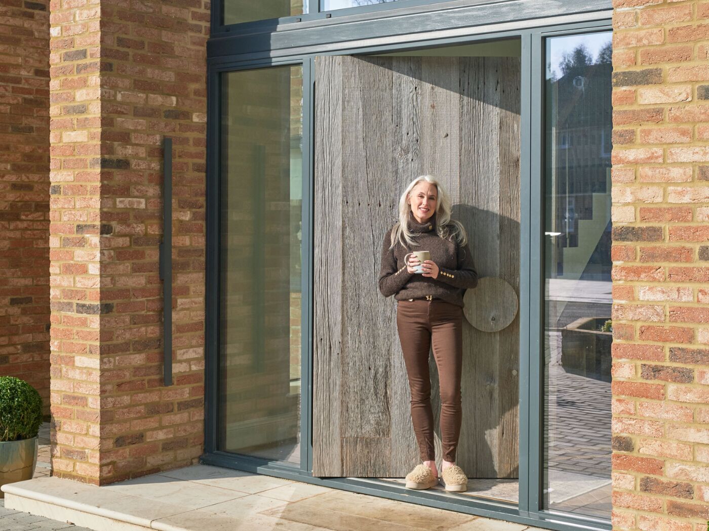 Jacqueline with door landscape Barn with Luna handle