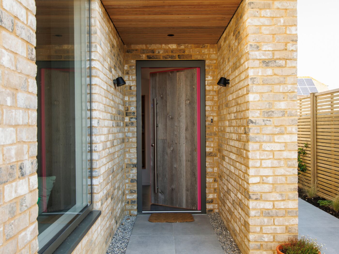 Portrait Iona front door