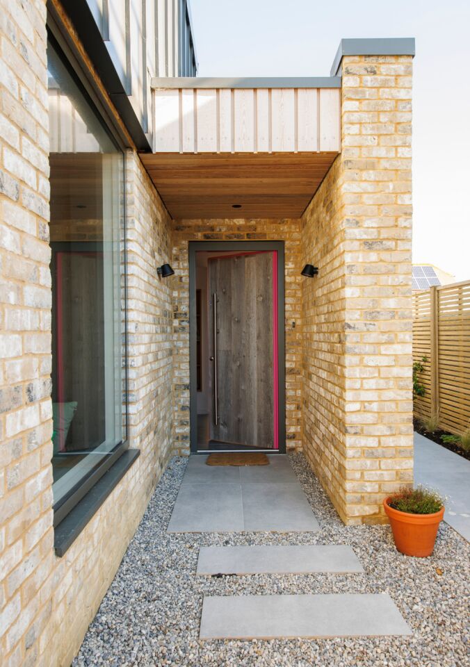Portrait Iona front door