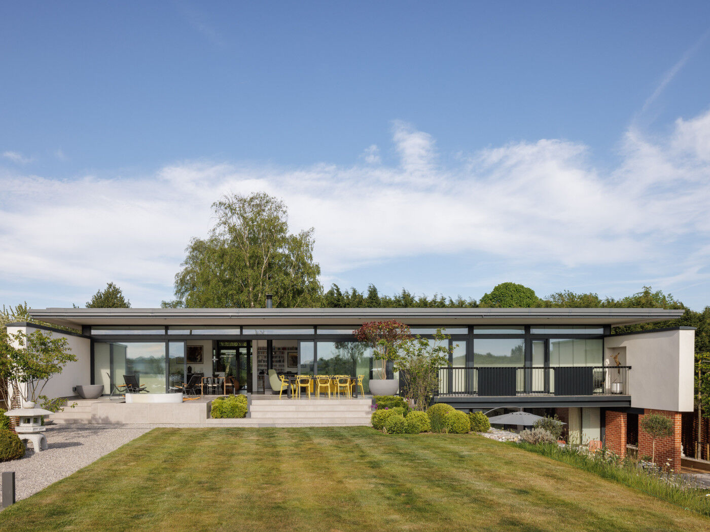 From the back garden the view of this modern house is impressive 