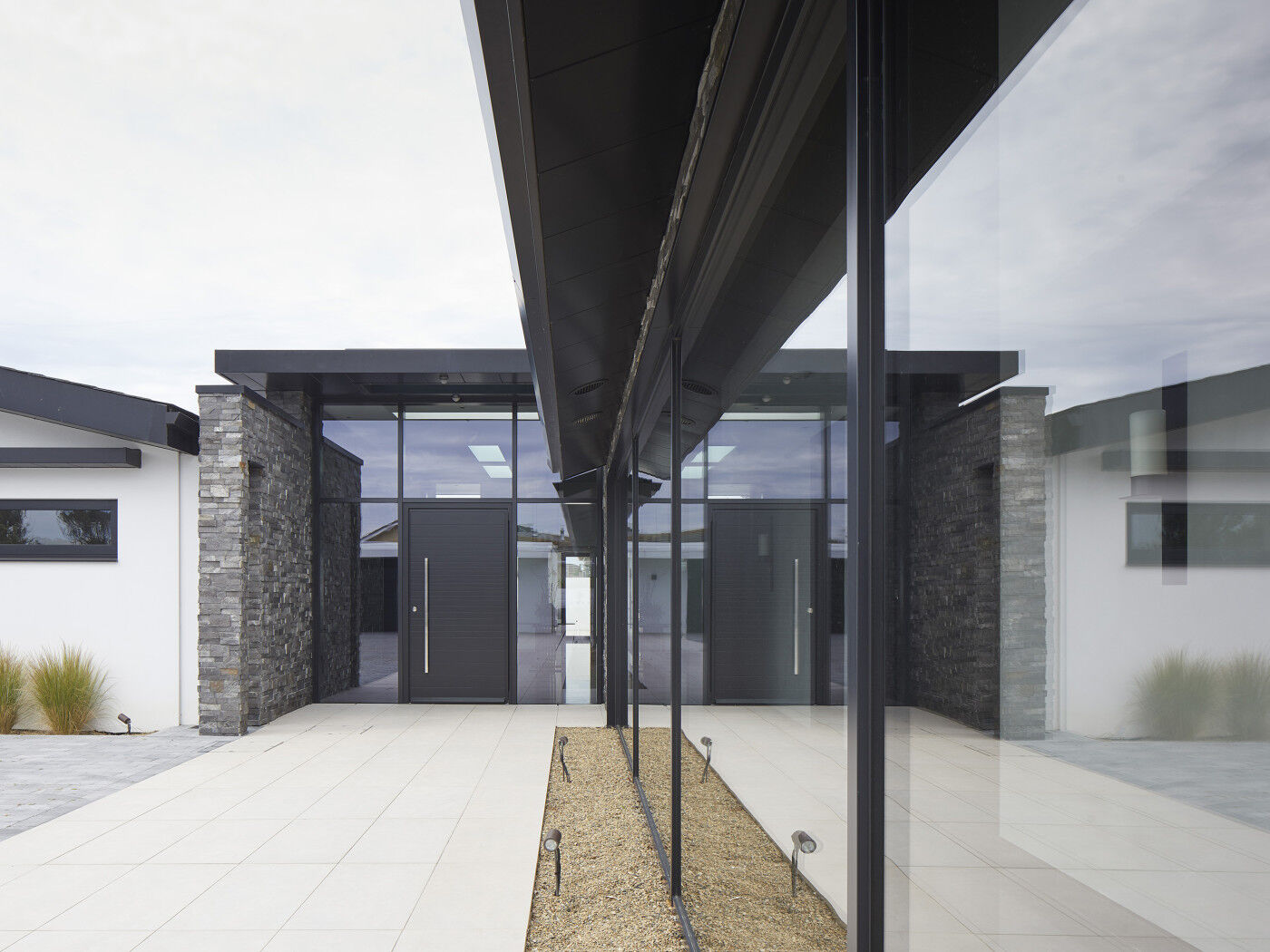 doors in glass urban front 5