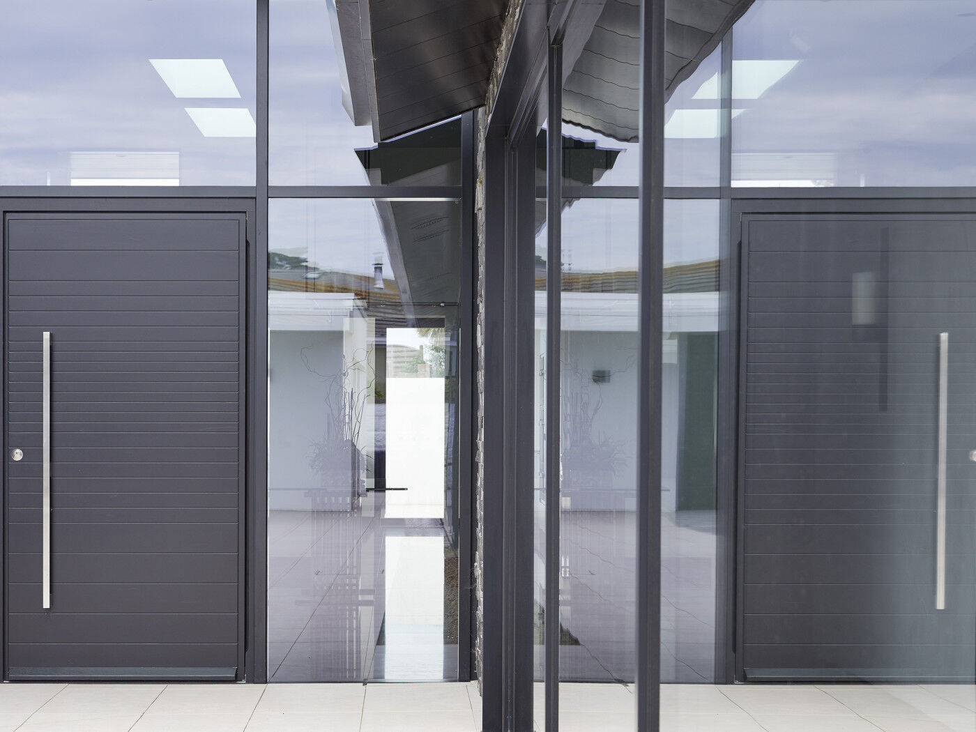 doors in glass urban front 6