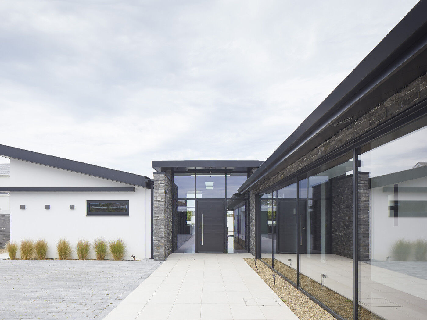 Neo in black RAL works perfectly in this glass entrance