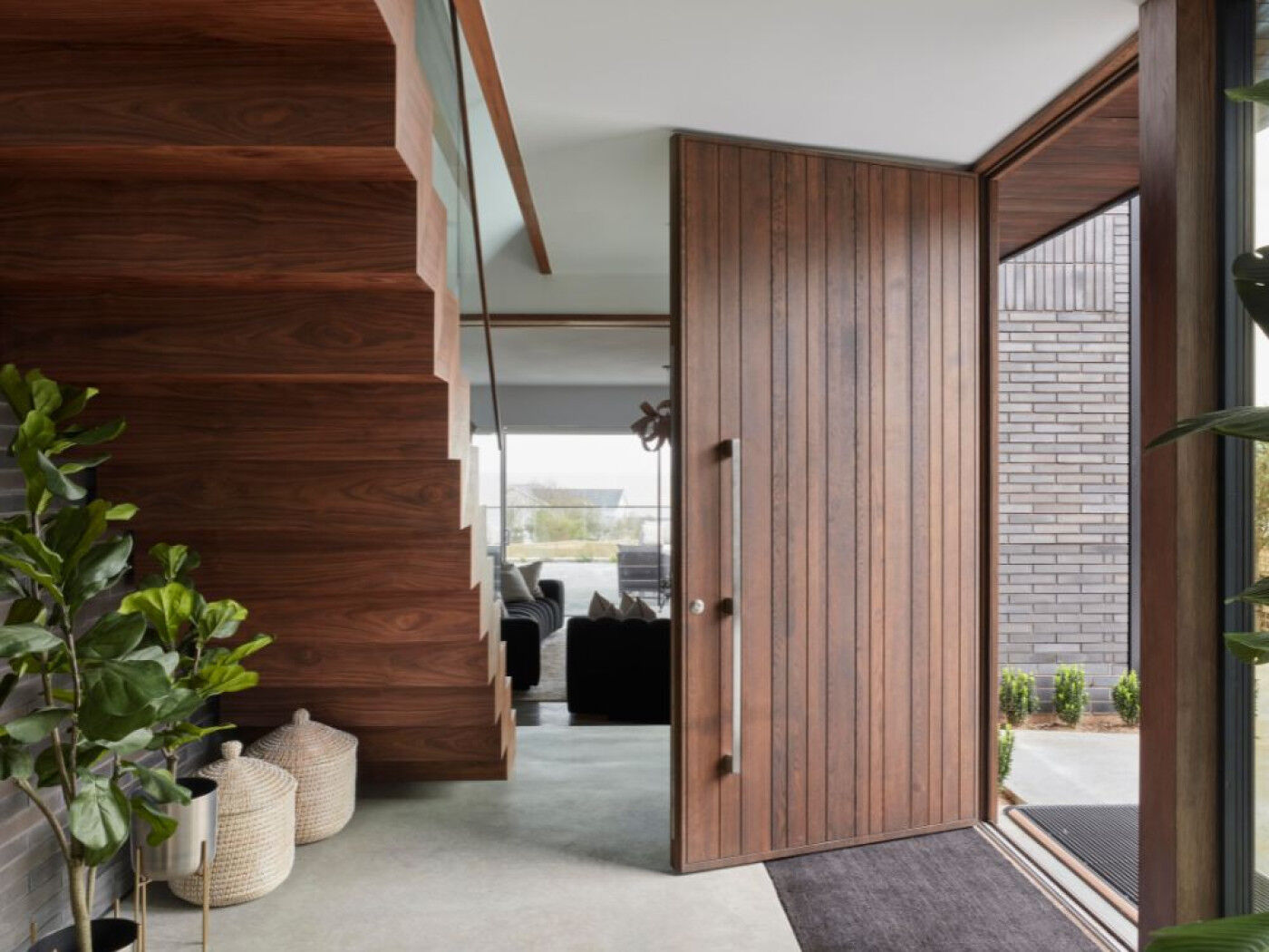 Rondo V in Walnut with option 11 handle case study 11