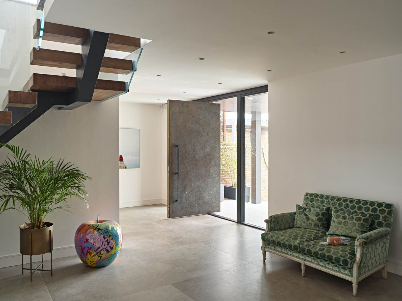 And the impact doesn't end there, the carefully designed inner entrance area is spacious and bright