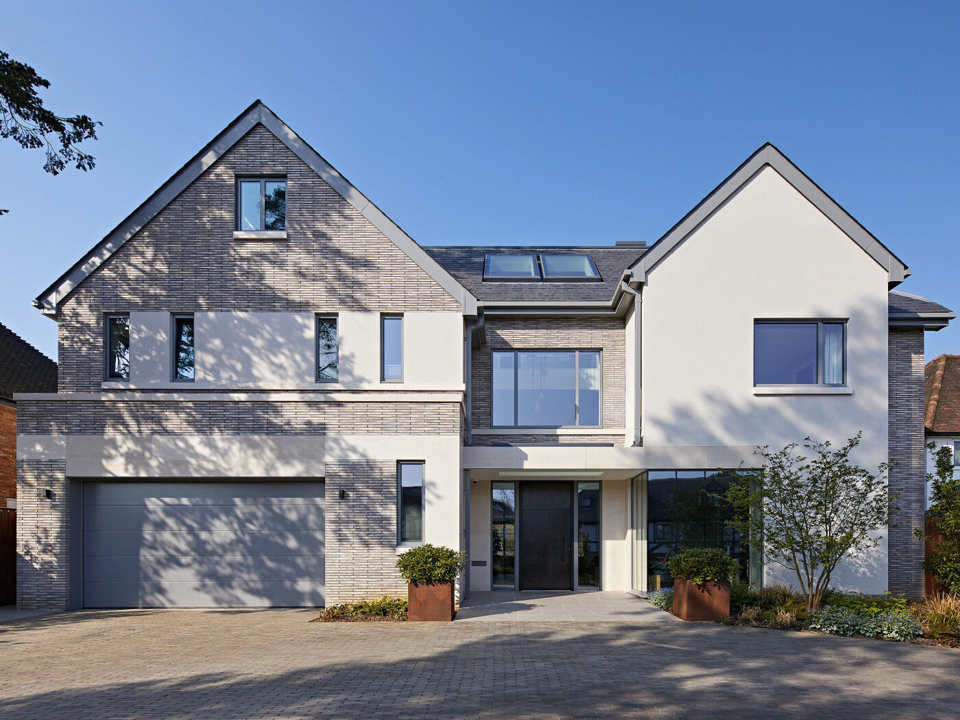 And seen here in full view, metallic tones are a fantastic way to add additional interest to neutral frontages