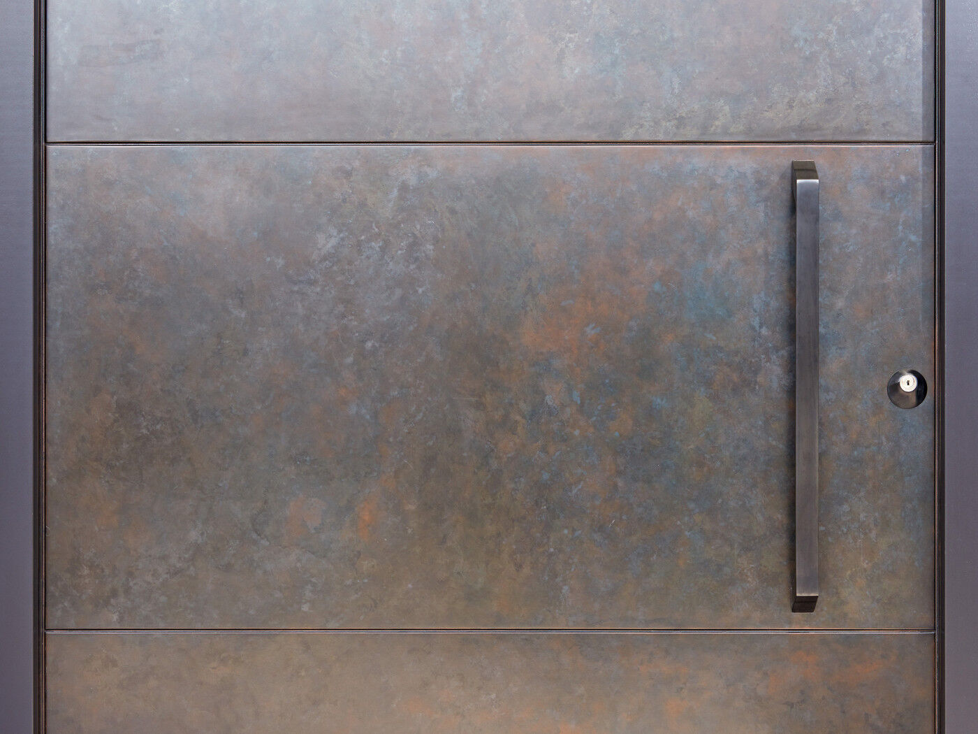 The beauty is in the detail - the metal finish creates unique variations that make every door extra special!