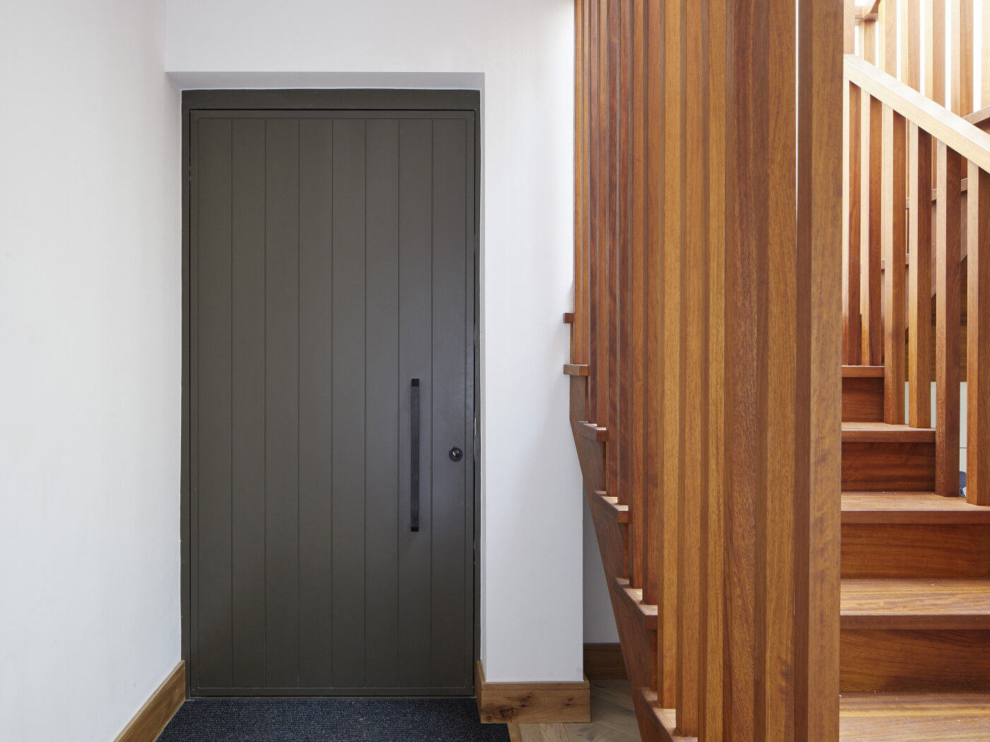 The finishing touch of a black handle rounds off this masterpiece of modern architecture