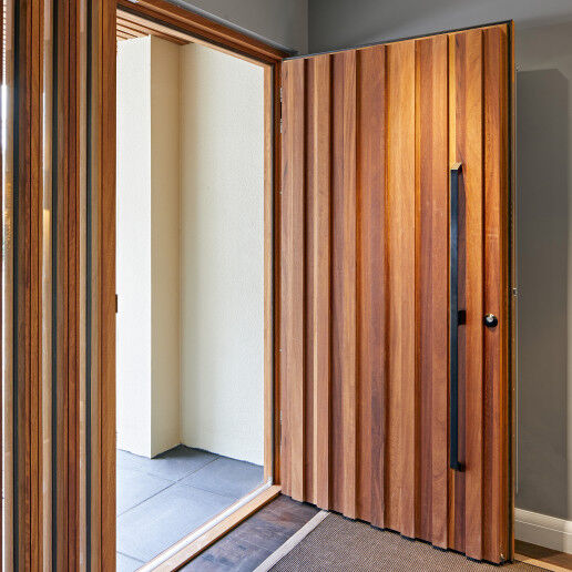 ridge e98flush hinged in iroko with option11a and matching black glass side panel