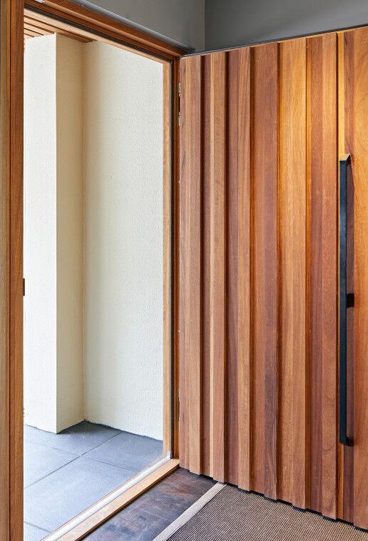 ridge e98flush hinged in iroko with option11a and matching black glass side panel