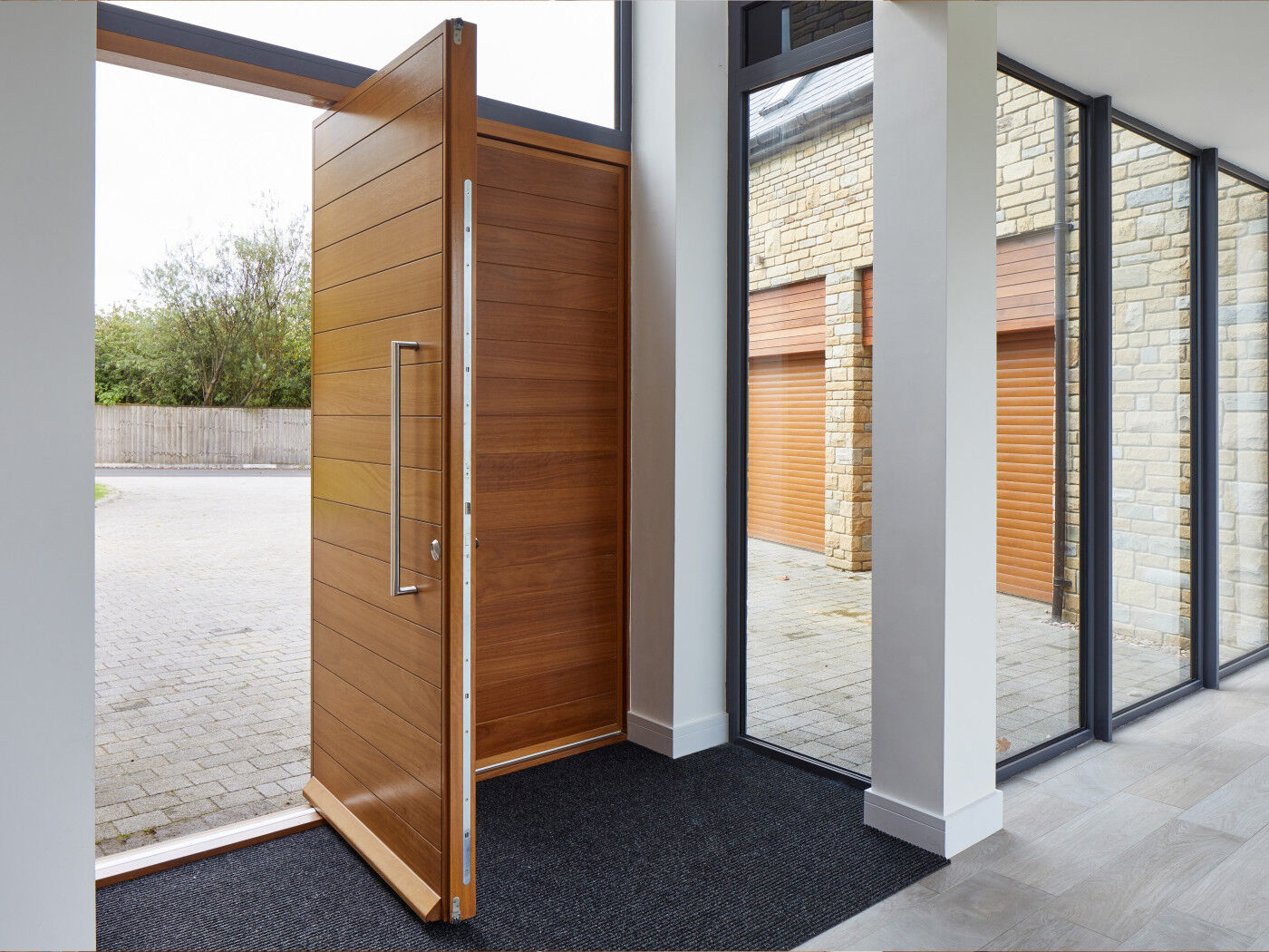 Parma e80 pivot | iroko | wood side panel | option 8 handle