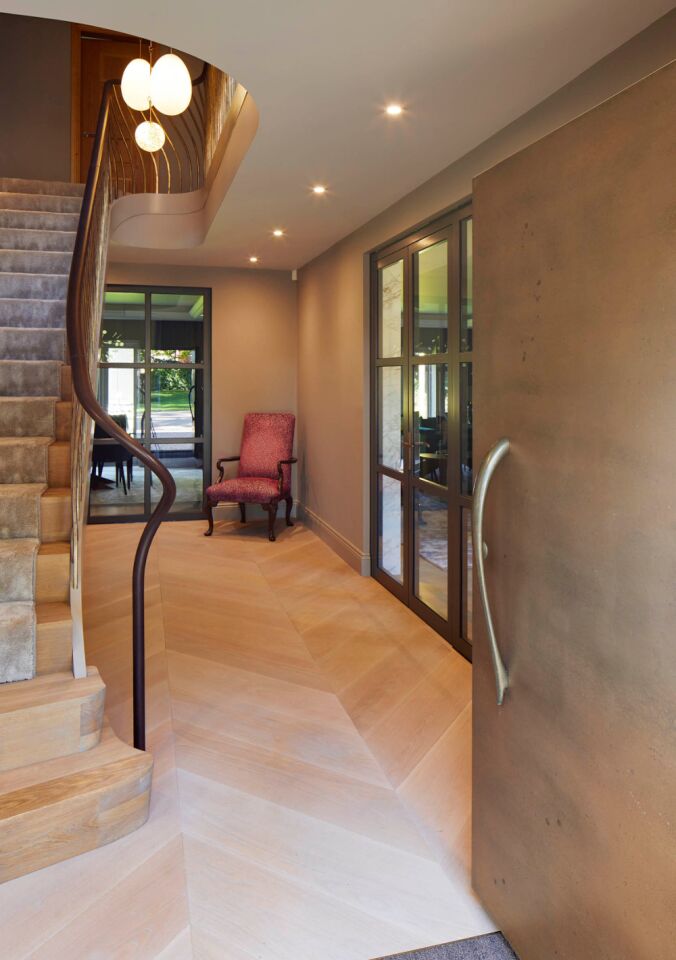 Portrait hallway Urban Front