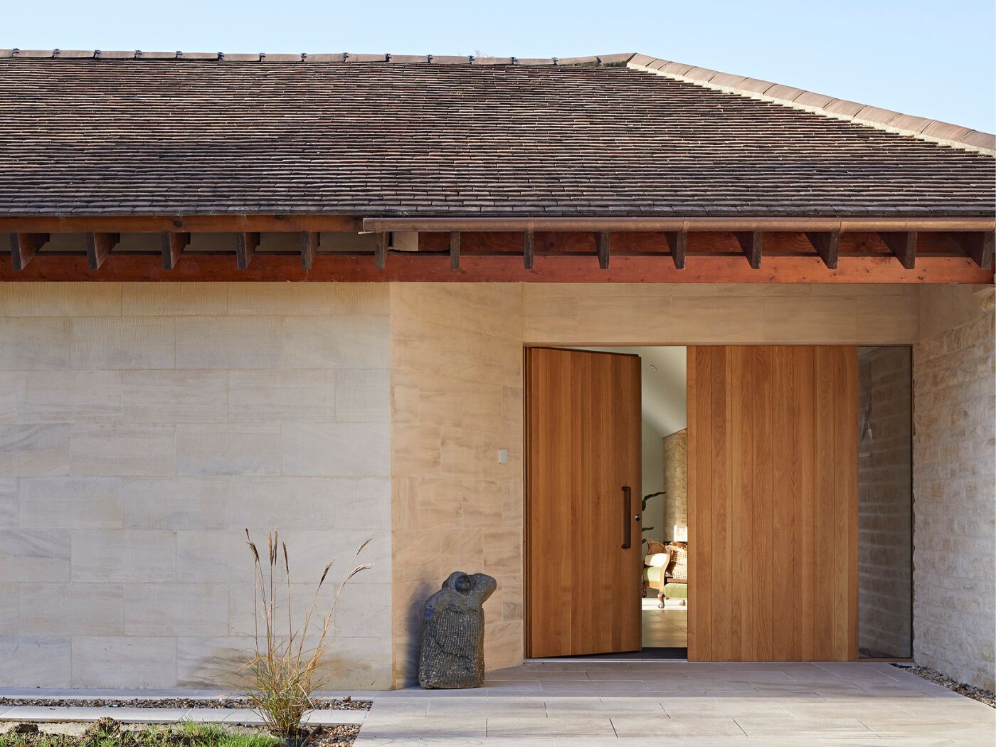 Combining the flush Porto design in oak with matching side panel makes the entrance feel much larger.