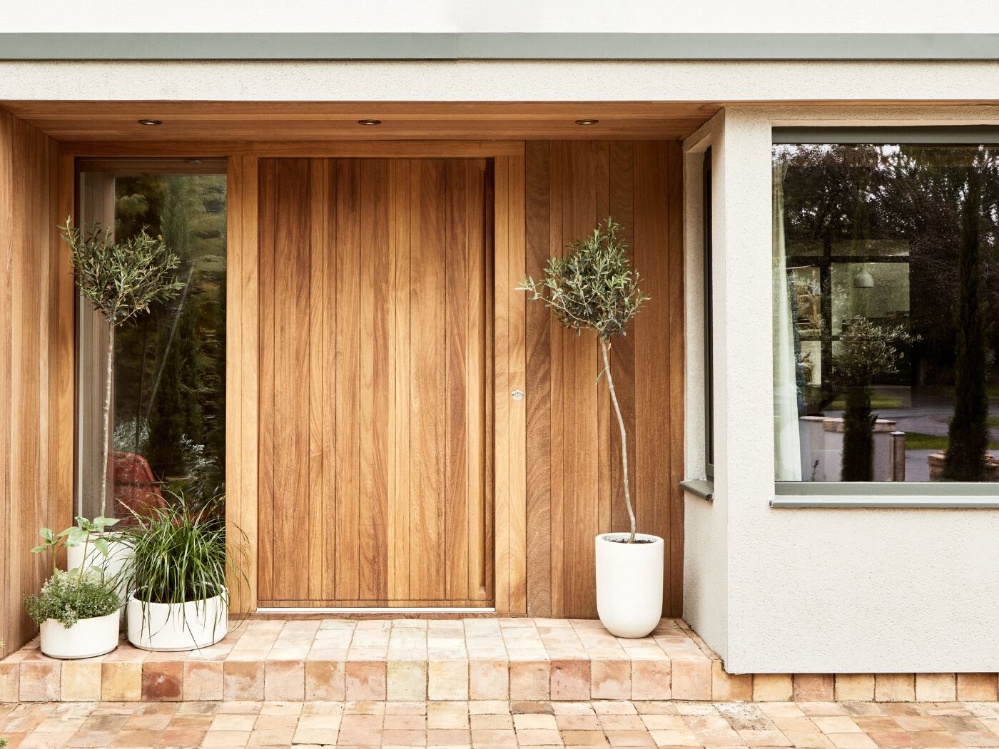 Adding matching side panelling makes this Rondo V door in iroko feel larger.