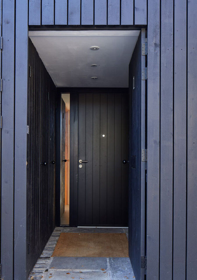 Black front door open | Urban Front