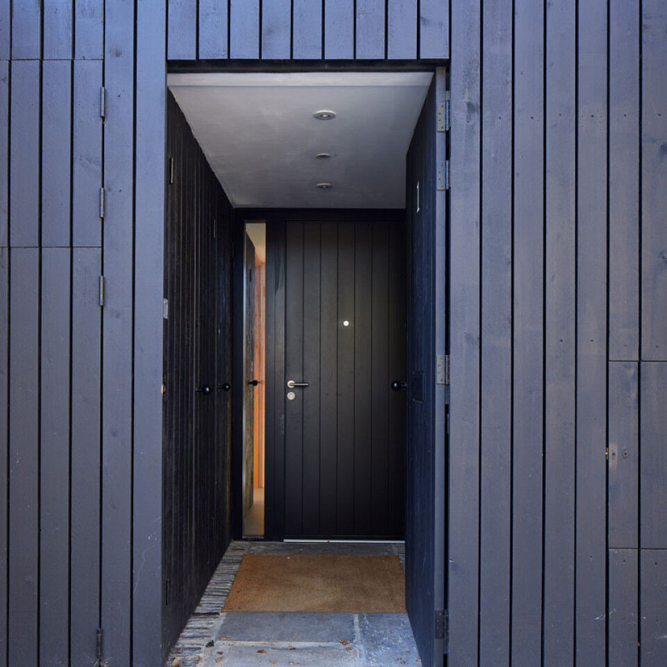 Black front door open | Urban Front