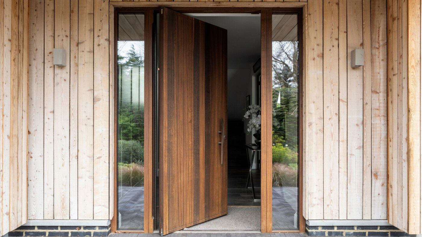 Pivot Milano V door in fumed oak with bronze handle