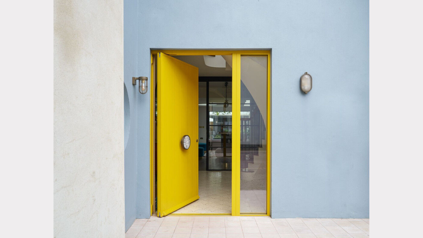 Rondo V Pivot door in yellow