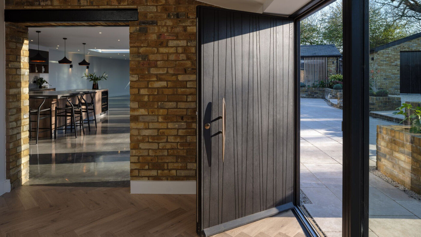 Pivot Milano V door in oak with ebony oil and BZ3 bronze handle