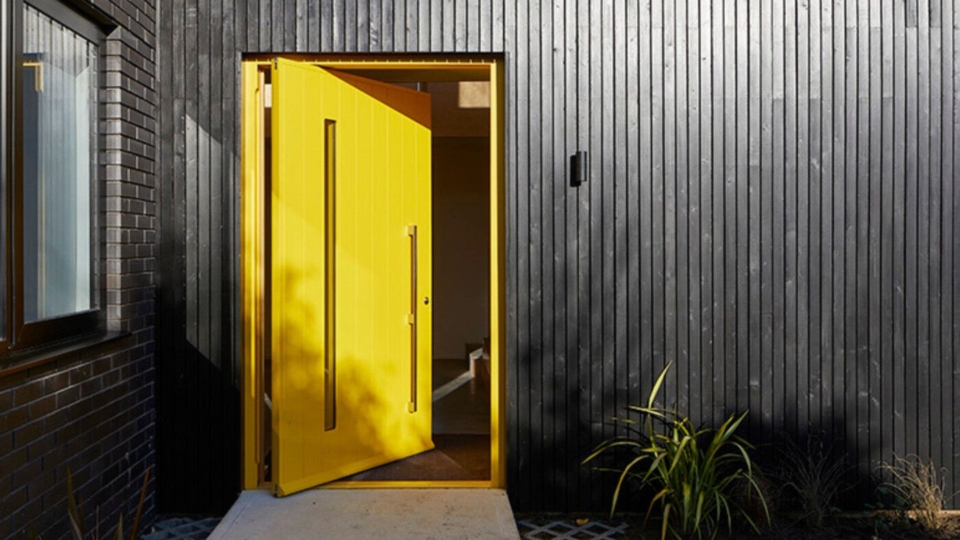 Pivot door in yellow