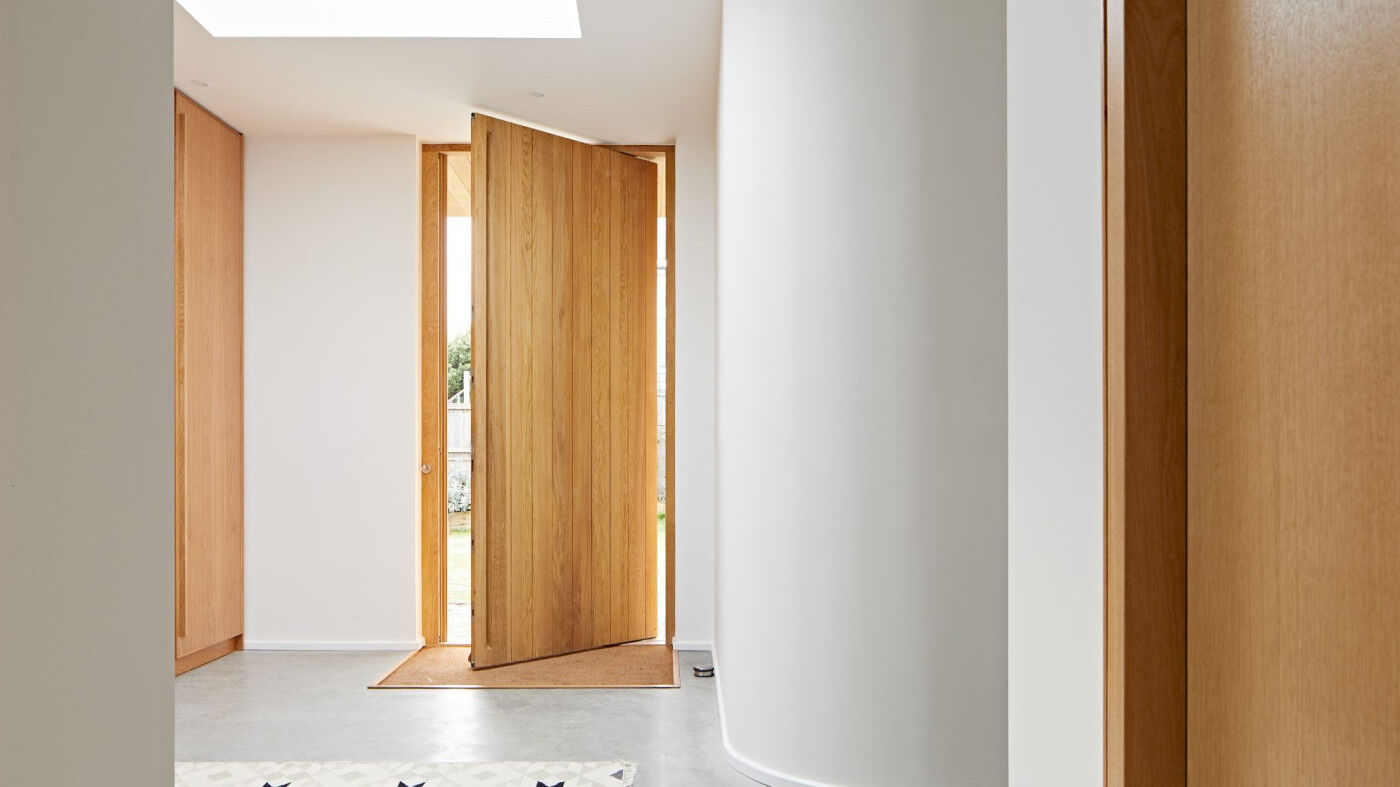 Pivot door in oak