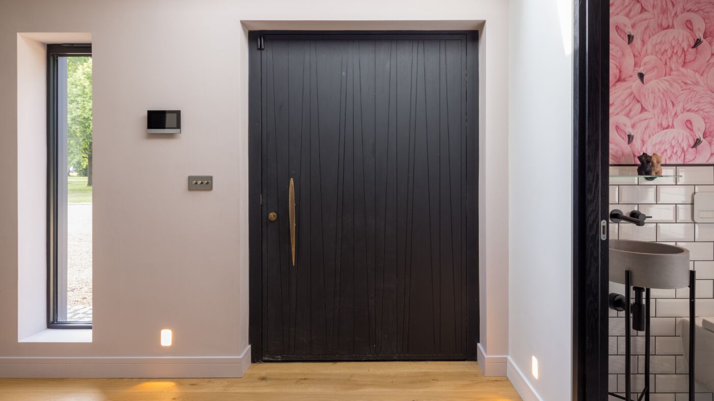 Milano V in oak with ebony oil front door and BZ3 handle