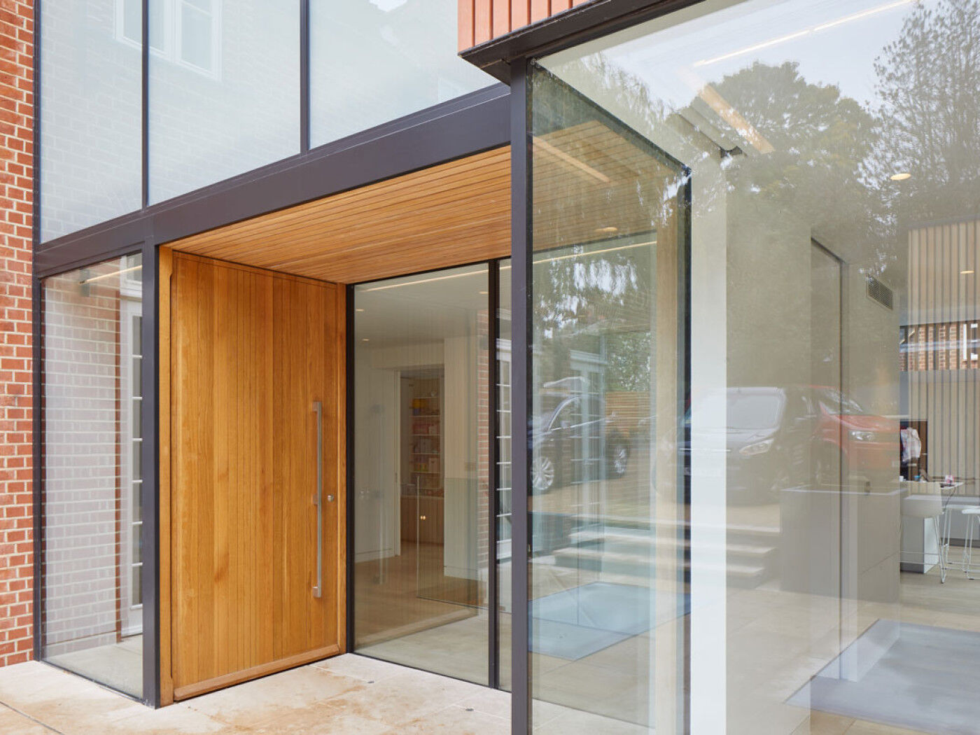 Neo oversized pivot front door | vertical grooves | European Oak | Option 11 handle