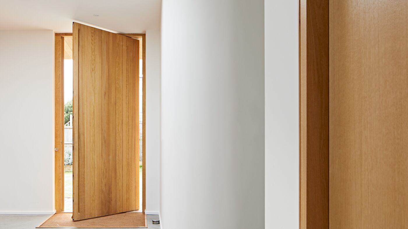 Porto pivot door in oak with concealed handle