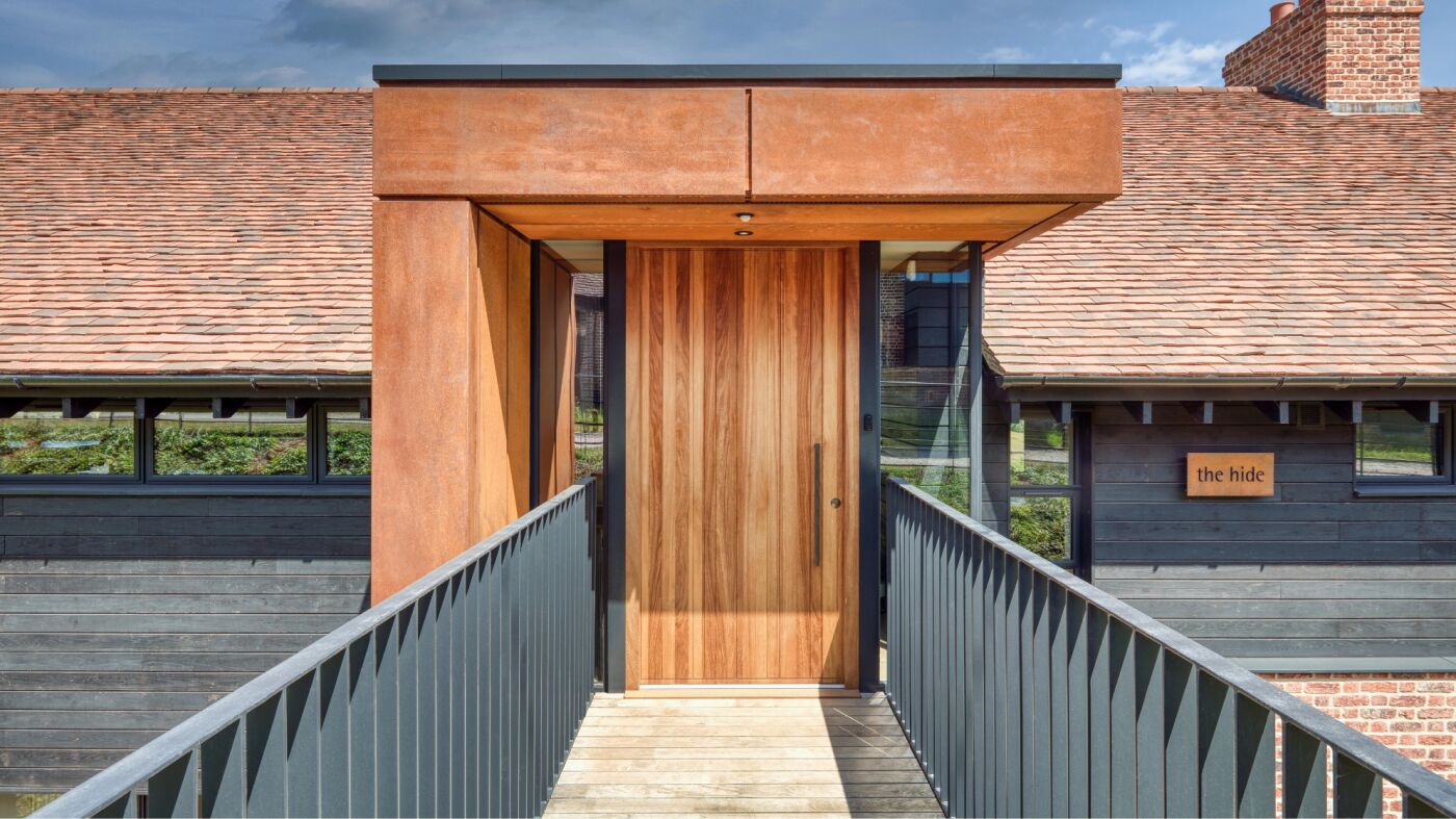 Rondo V pivot doorset in fumed oak with 2 sidelites