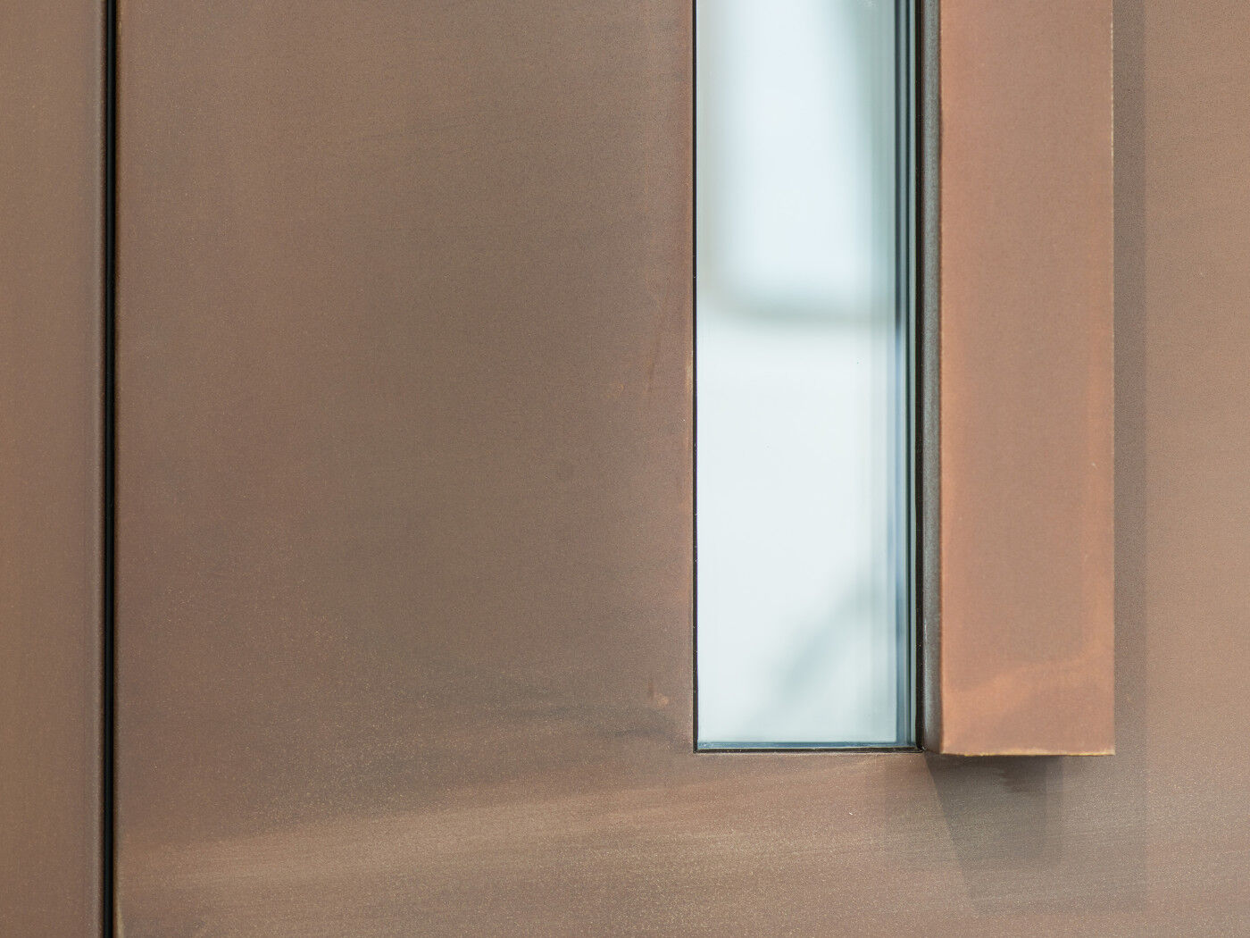 "Terano" steel front door in bronze, with L-shaped handle