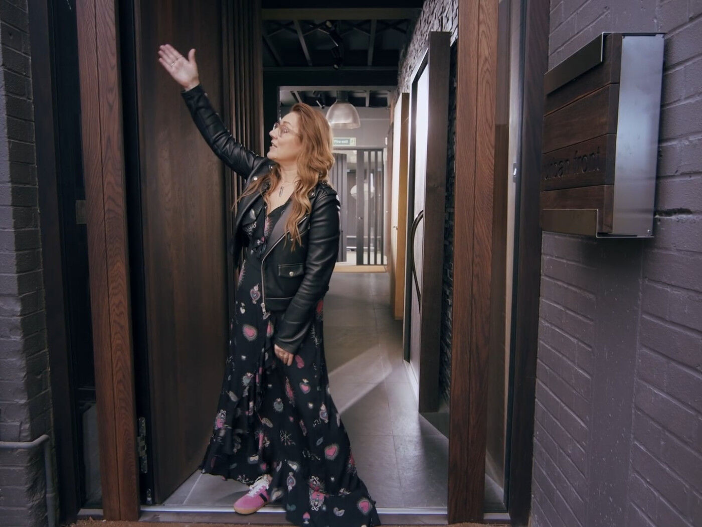 Urban Front   Hinges & Pivots   Thumbnail