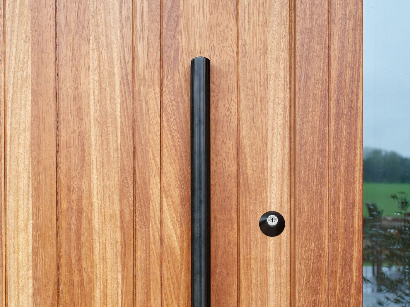 Rondo V in iroko dual colour grey ral with option 8 handle black LR 005