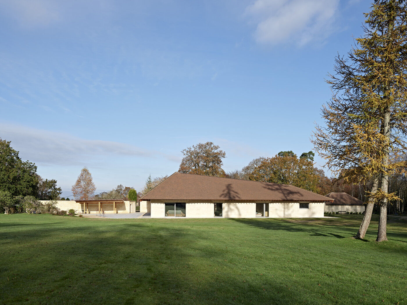 The form of the house references traditional agricultural buildings.
