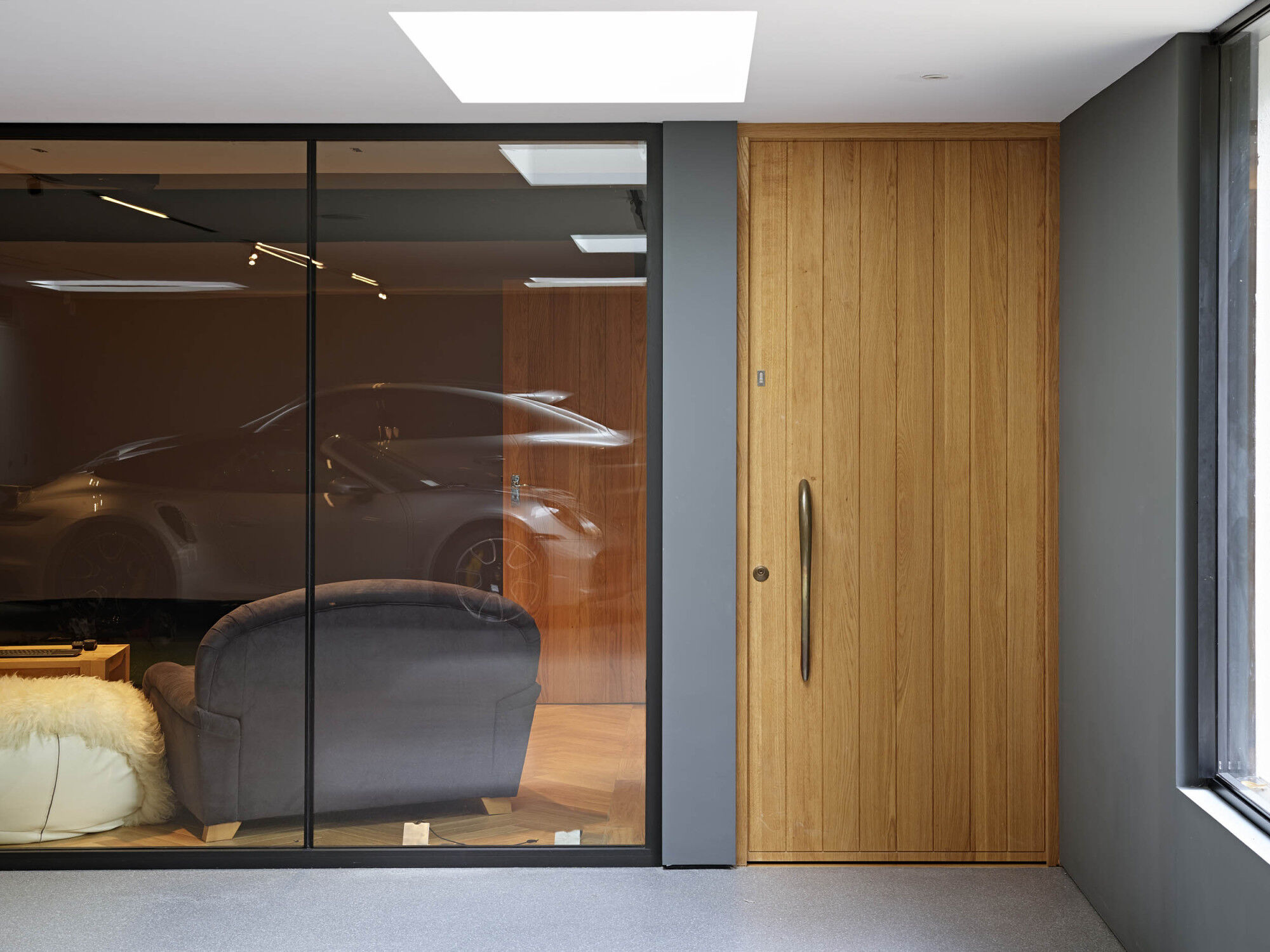 Porto Internal door in oak with branze handle
