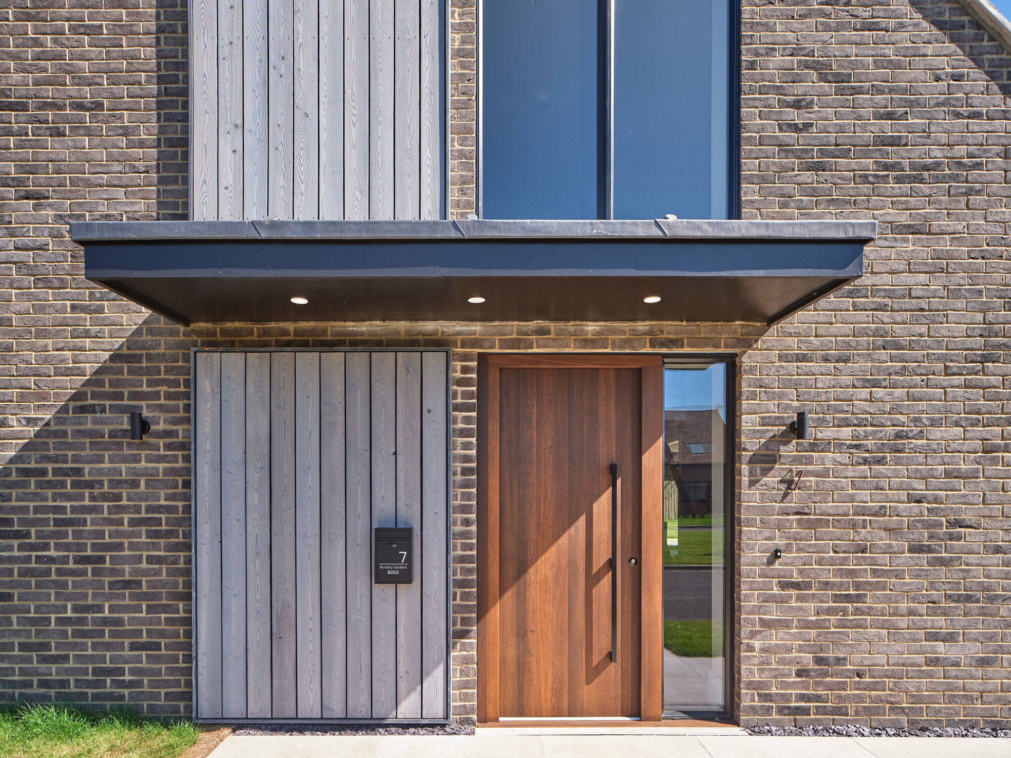 Raw V in fumed oak with option 8 black handle